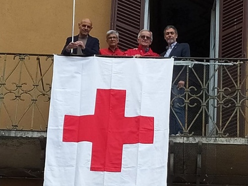 L'esposizione della bandiera della Croce Rossa nel palazzo comunale